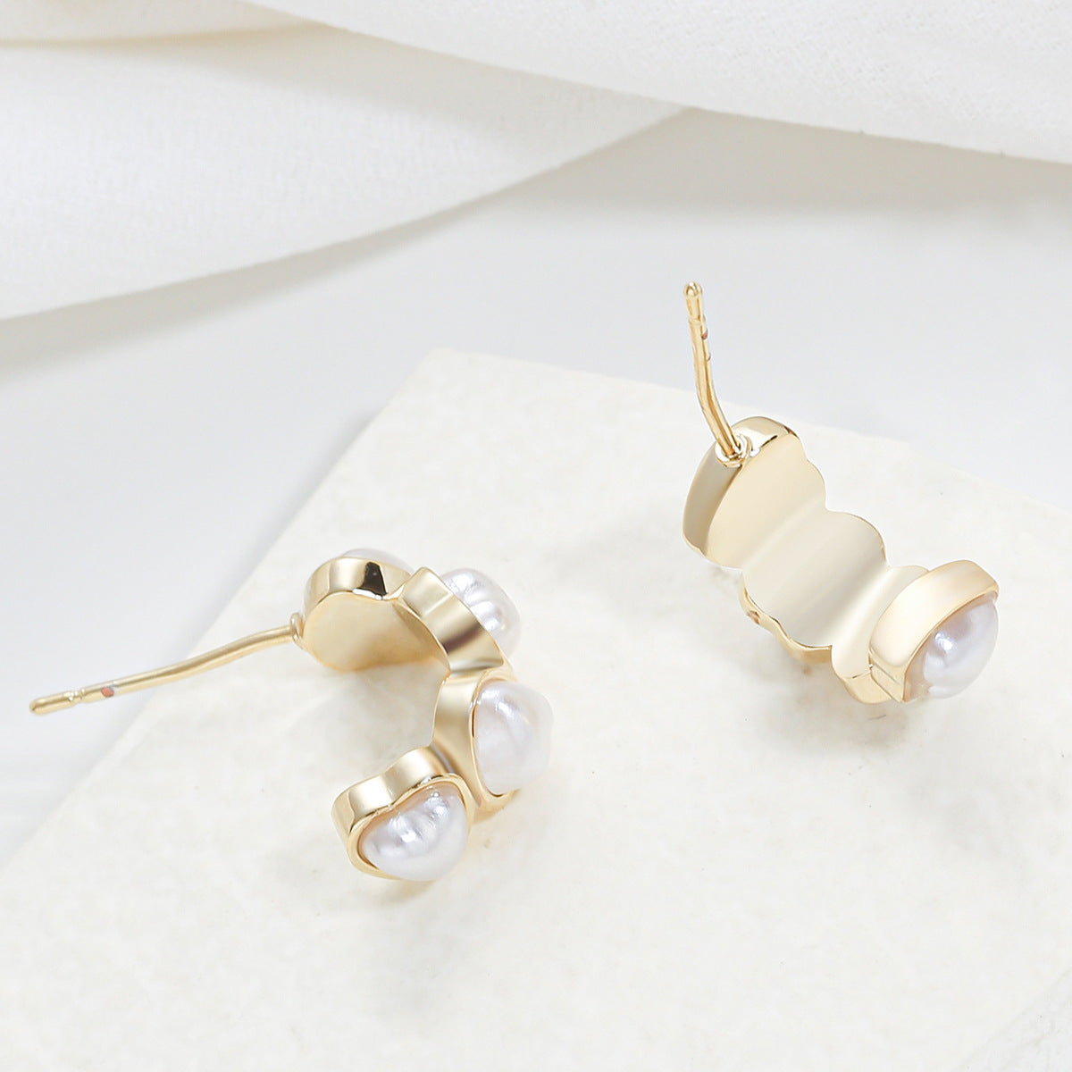 Orecchini geometrici minimalisti a forma di cuore con perle per donna, in rame con perni in acciaio inossidabile