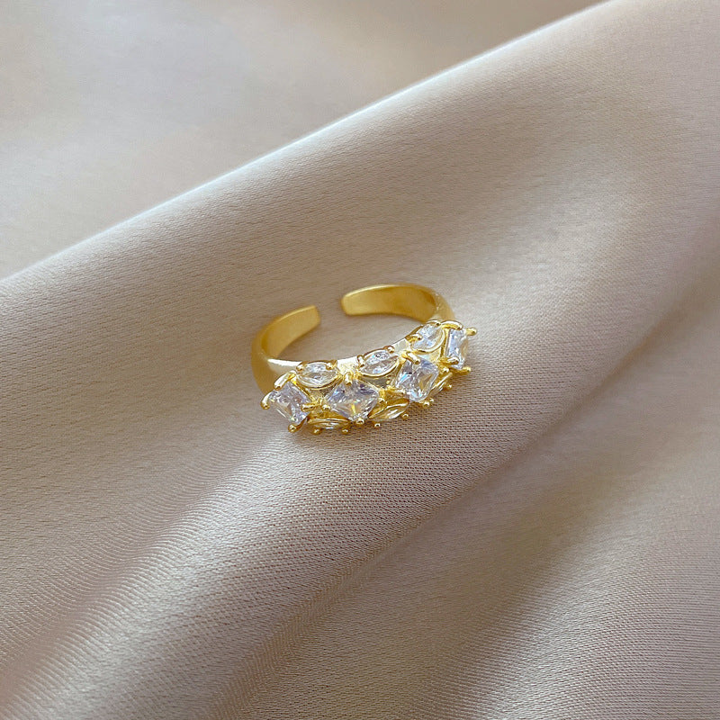 Anello da Matrimonio da Donna Regolabile Minimalista Quadrato in Zirconia con Fascia in Ottone Placcato Oro e Design a Corona