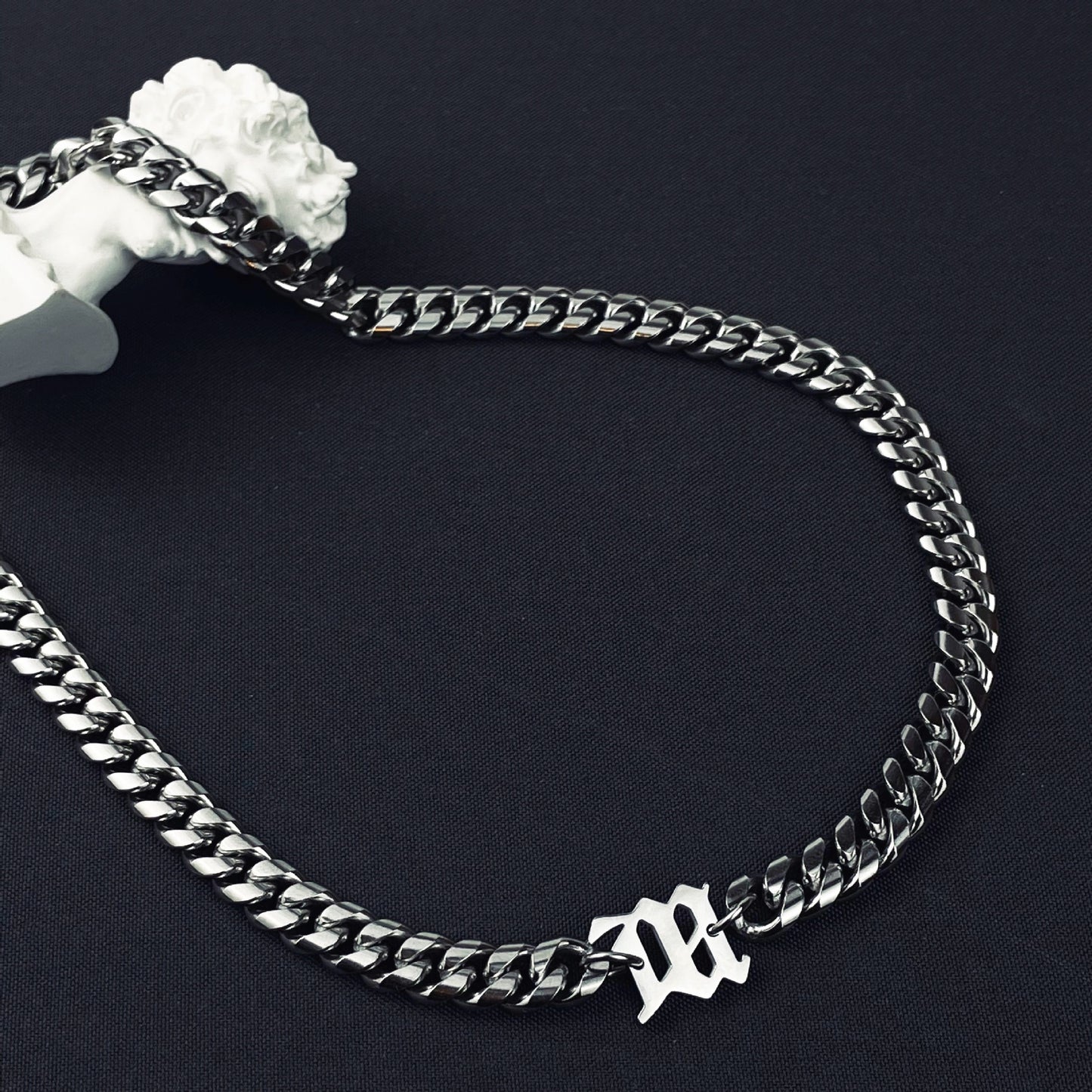 Collar unisex personalizado de titanio y acero con eslabones cubanos y letras pulidas