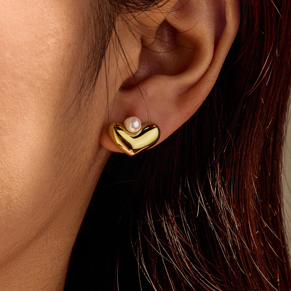 Orecchini a perno eleganti in acciaio inossidabile a forma di cuore geometrico con accenti di perle e placcatura in oro 18 carati