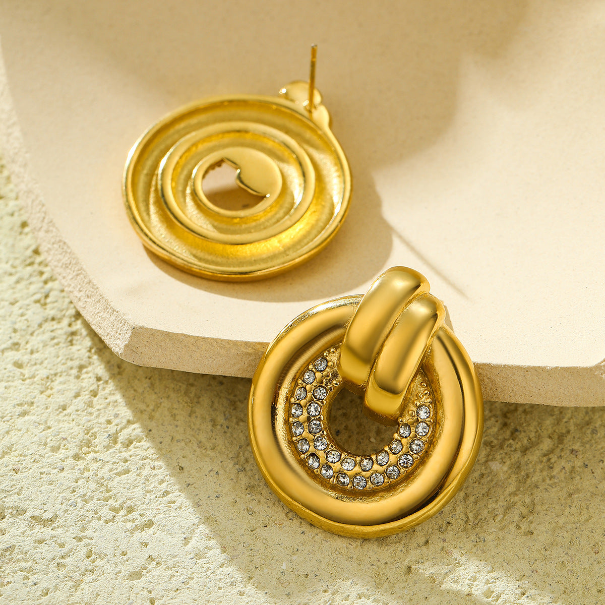 Orecchini a Cerchio Rotondi Stile Vintage in Acciaio Inossidabile con Placcatura in Oro 18K e Intarsio di Zirconi