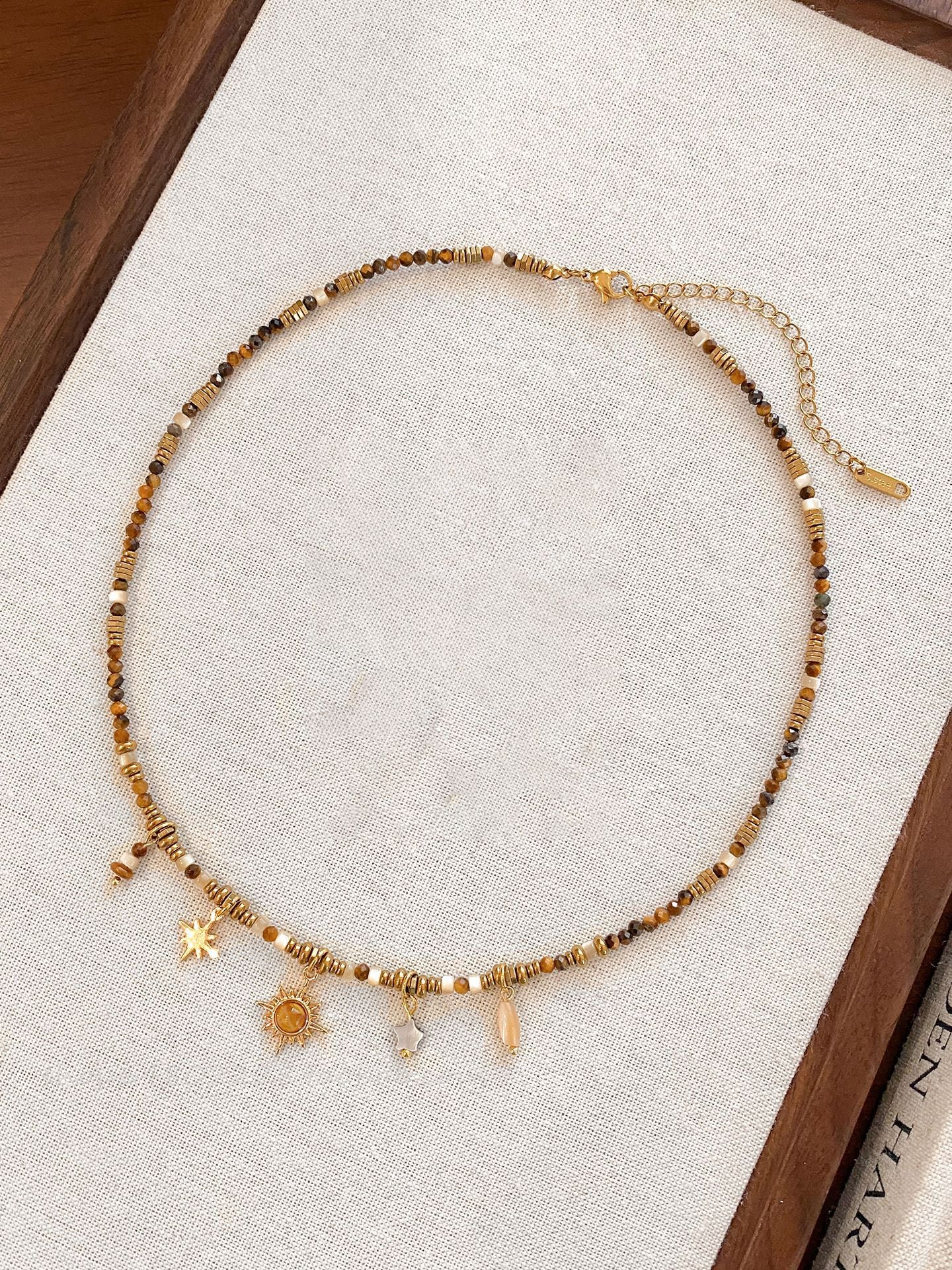 Collana con Ciondolo Vintage a Occhio di Tigre Geometrico Placcata Oro 18K Lunga per Maglione da Donna