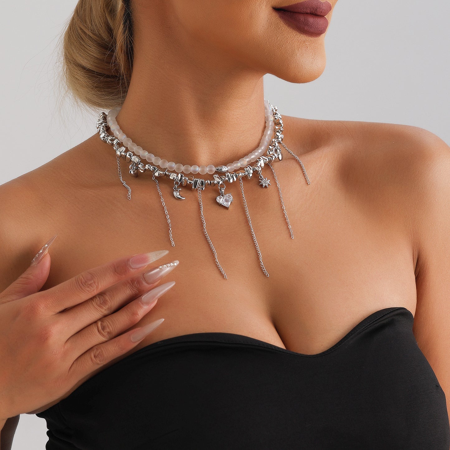 Collana con Pendente a Cuore di Moda con Accenti di Zirconi e Dettaglio Nappa per Donne, Perle di Vetro su Catena alla Clavicola