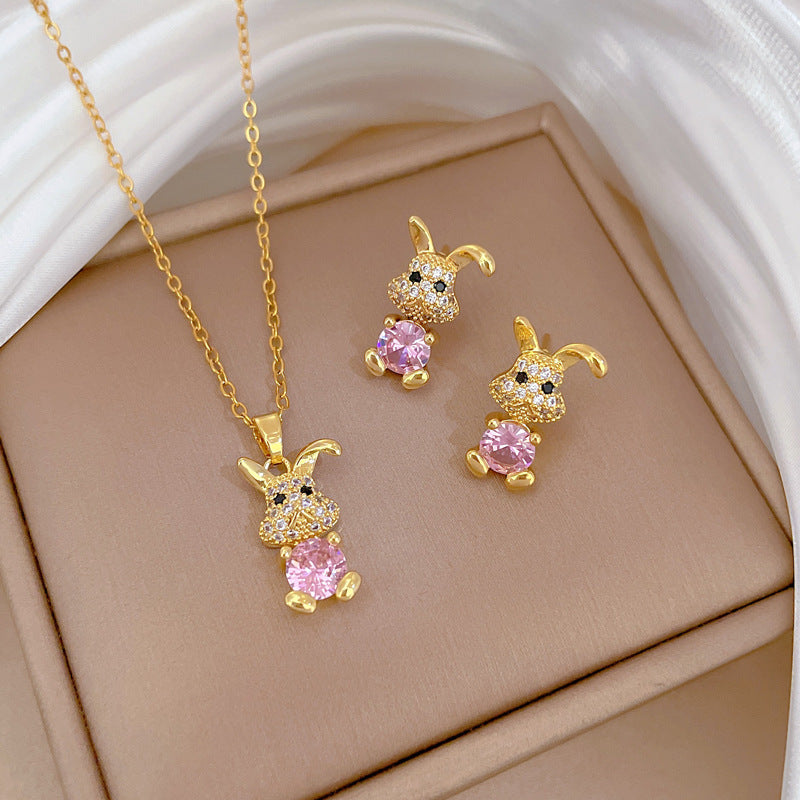 Elegante Set Collana e Orecchini con Ciondolo a Coniglio in Acciaio al Titanio, con Forma Geometrica e Finitura Placcata, per Occasioni Formali da Donna