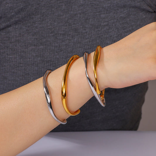 Bracciale Minimalista Irregolare a Forma di C in Acciaio Inossidabile Placcato Oro 18K con Apertura Regolabile