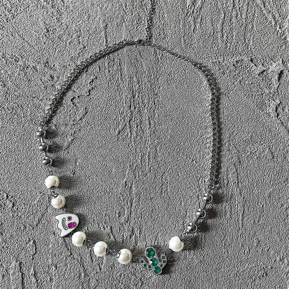 Collar con colgante Edgy de cara de fantasma con incrustaciones de diamantes de imitación y detalles de perlas en cadena cruzada de aleación, unisex