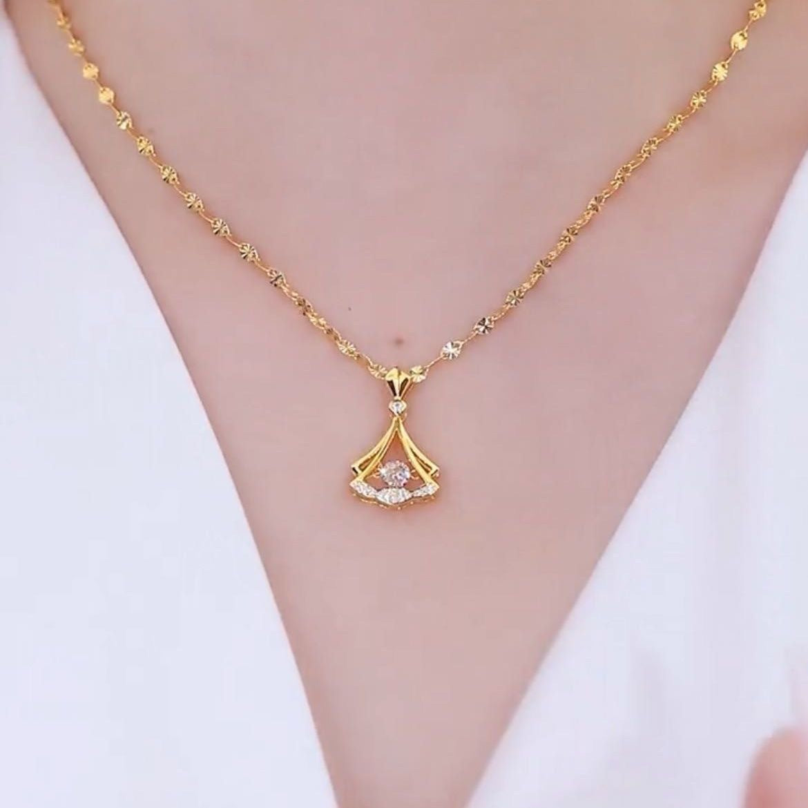 Light Luxury Small Fragrance Style 18K Gold Plated Geometric Ginkgo Leaf Pendant Necklace Titanium Steel Lip Chain for Women