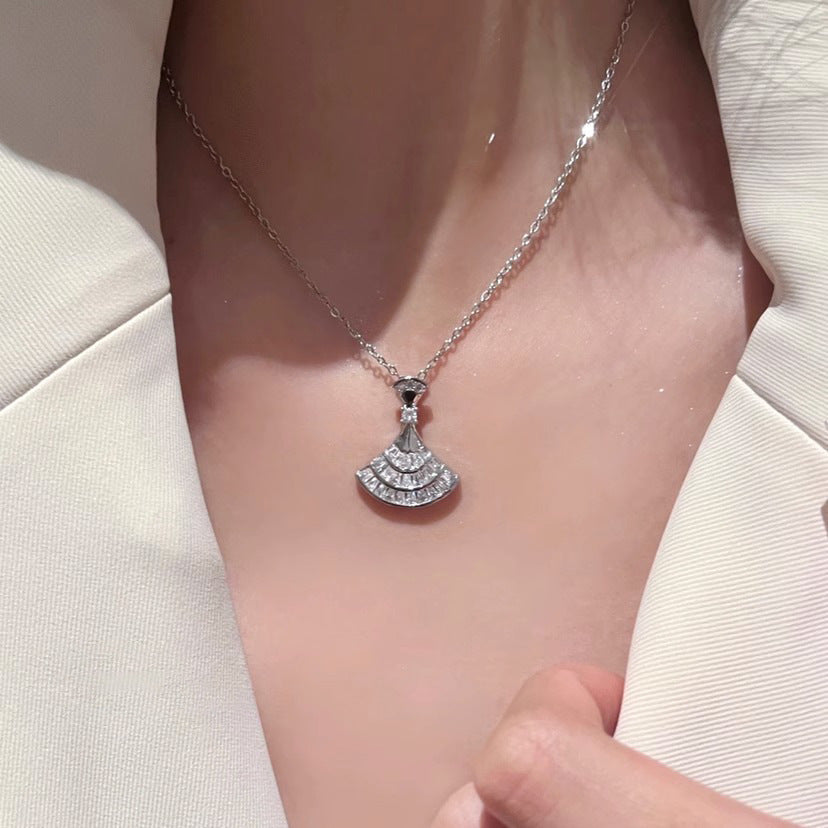 Collana Minimalista a Cubetto di Zucchero a Forma di Ventaglio in Acciaio al Titanio con Intarsio di Strass su Catena a O per Uomo e Donna
