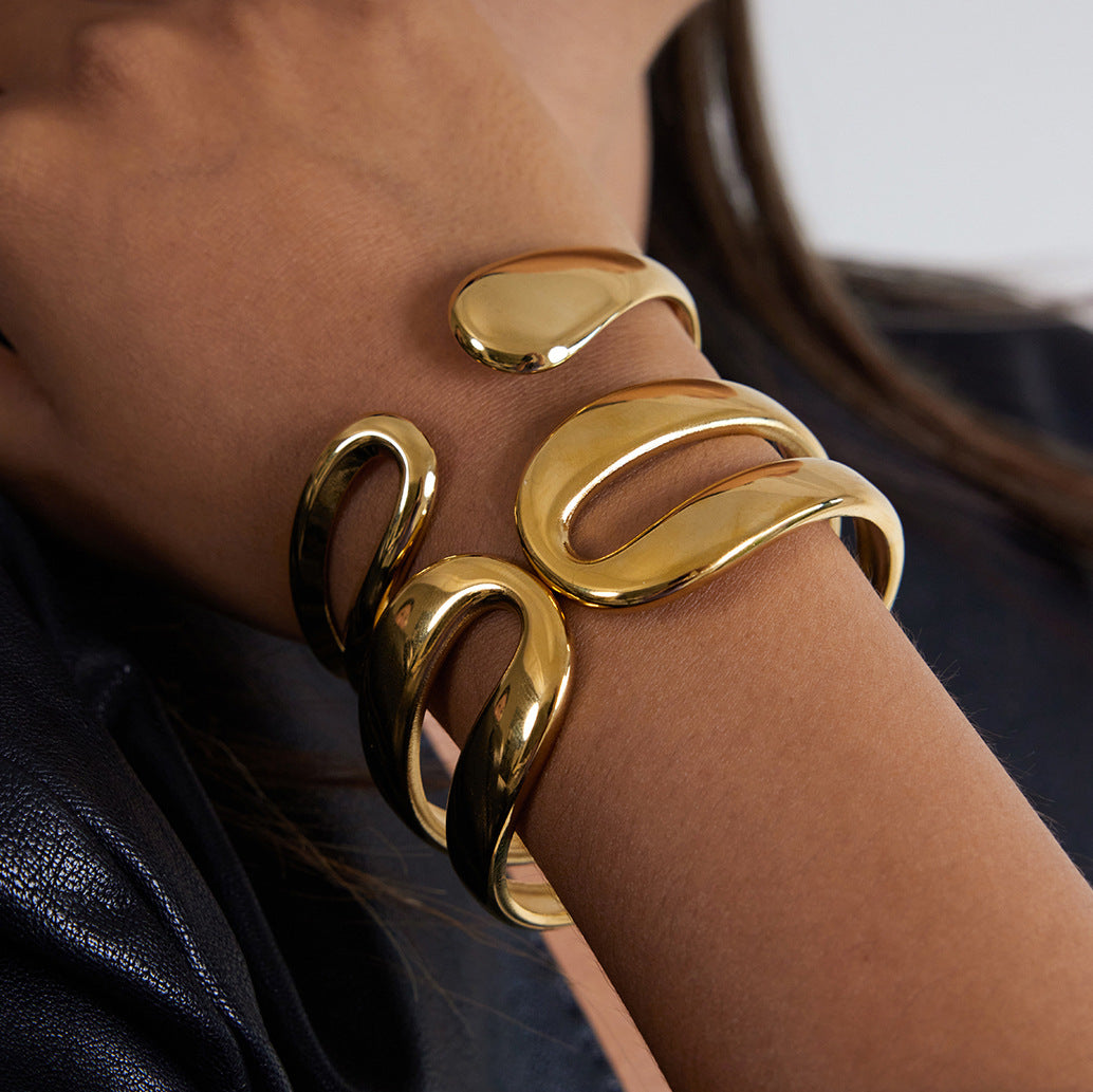Pulsera minimalista geométrica de acero titanio chapado en oro para mujer con diseño de abertura ajustable
