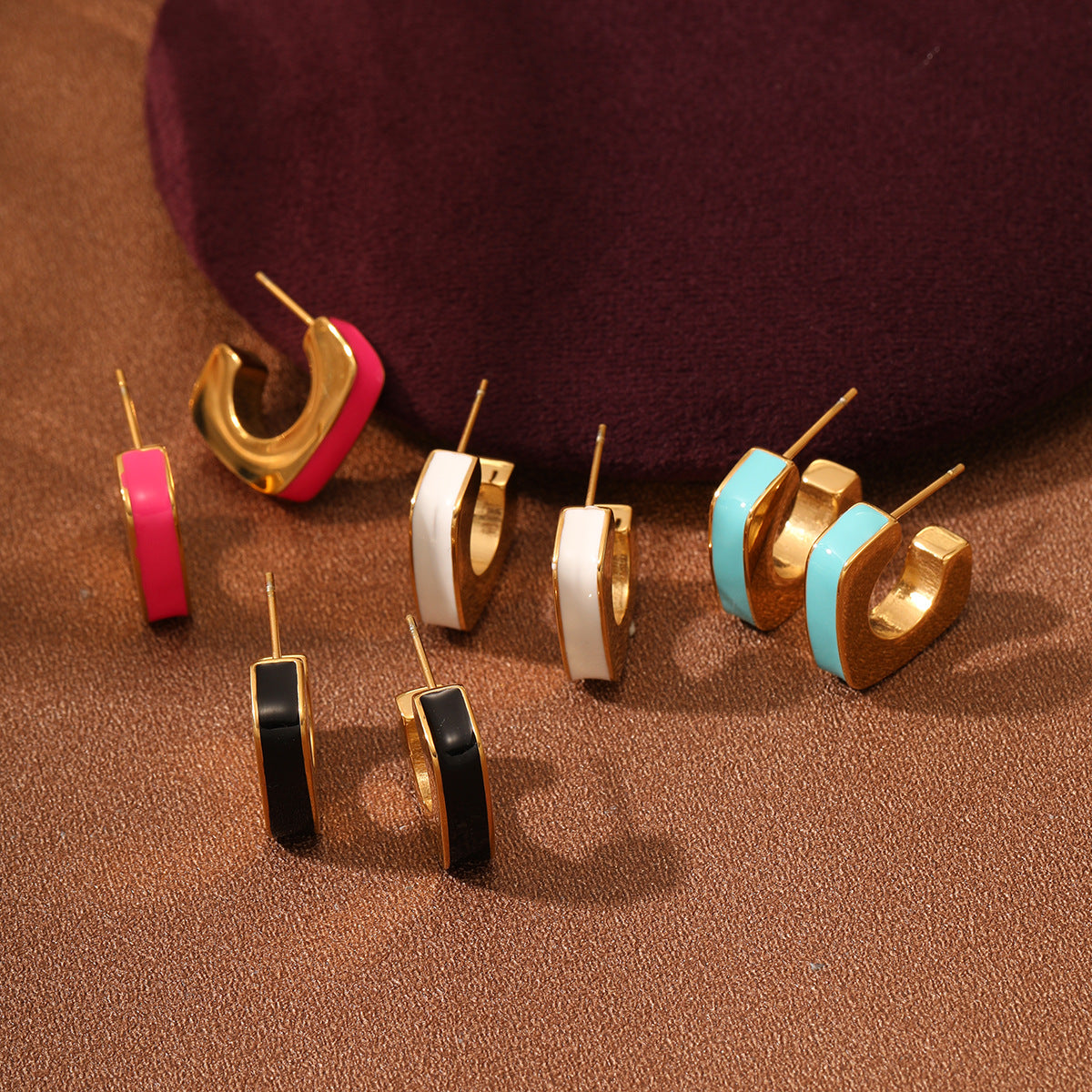 Orecchini pendenti da donna in acciaio al titanio placcato oro 18 carati con smalto a goccia, stile minimalista geometrico, alla moda per il pendolarismo