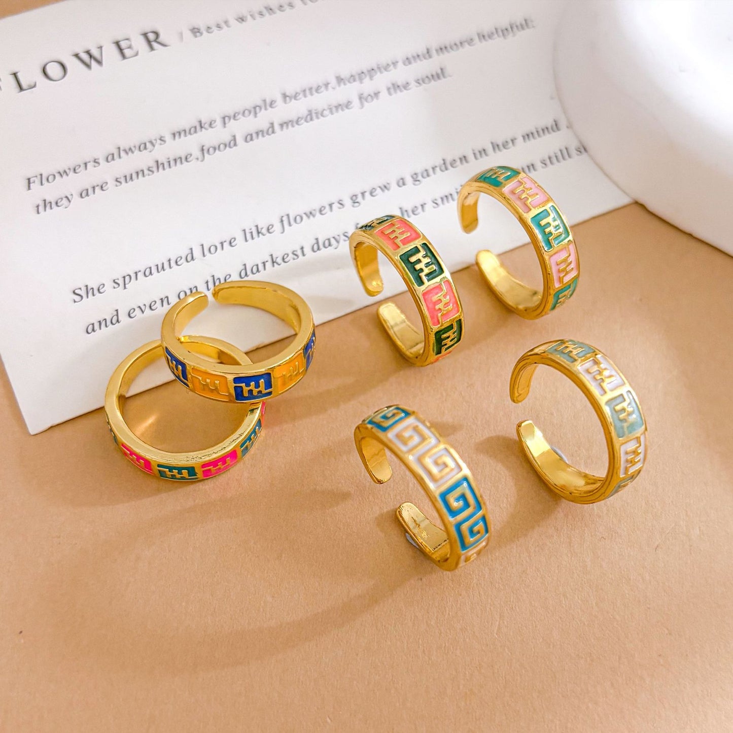 Anello regolabile da donna in ottone placcato oro con lettera a cuore e smalto a goccia colorato