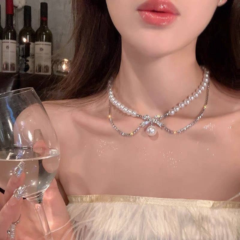 Elegante collar con colgante de lazo de diamantes de imitación y detalles de nácar perlado para mujer — Delicada cadena para clavícula en estilo de lujo minimalista y a la moda