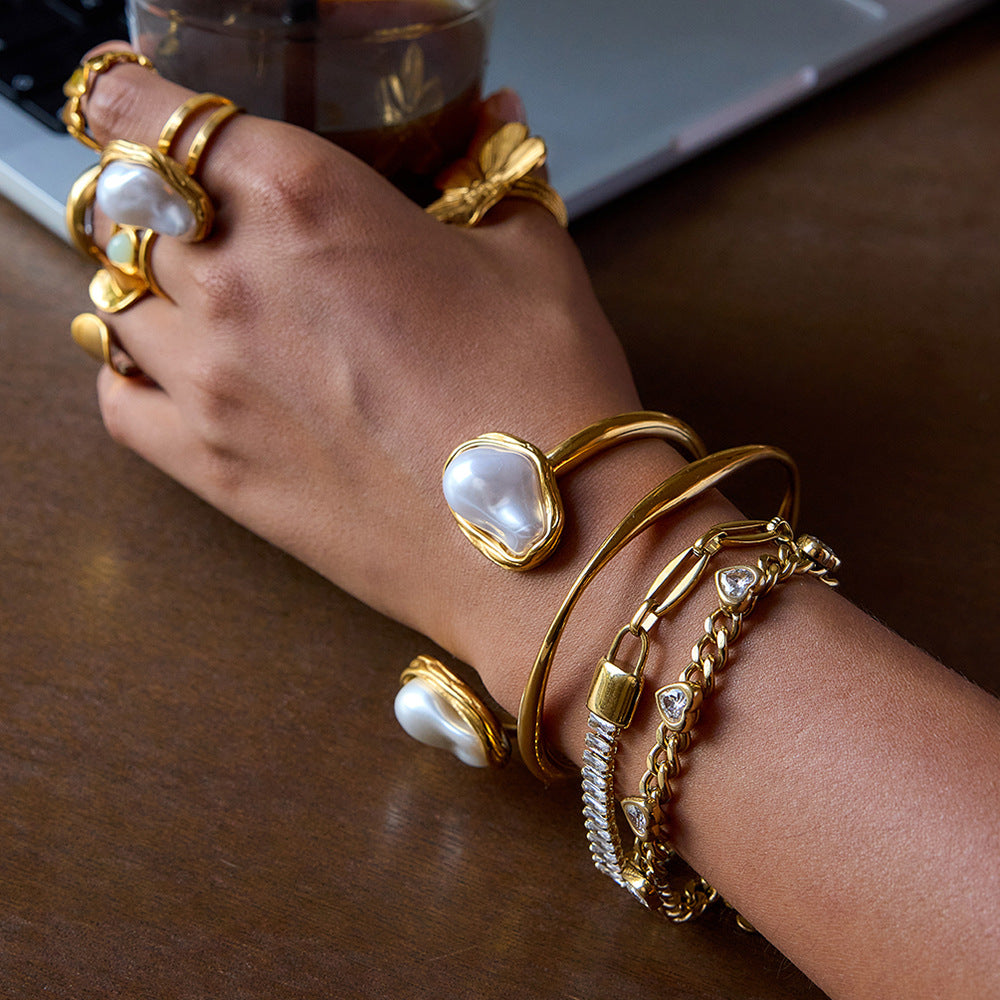 Set di bracciale e orecchini regolabili da donna con motivo minimalista di stelle, luna, nuvole e universo in acciaio al titanio placcato