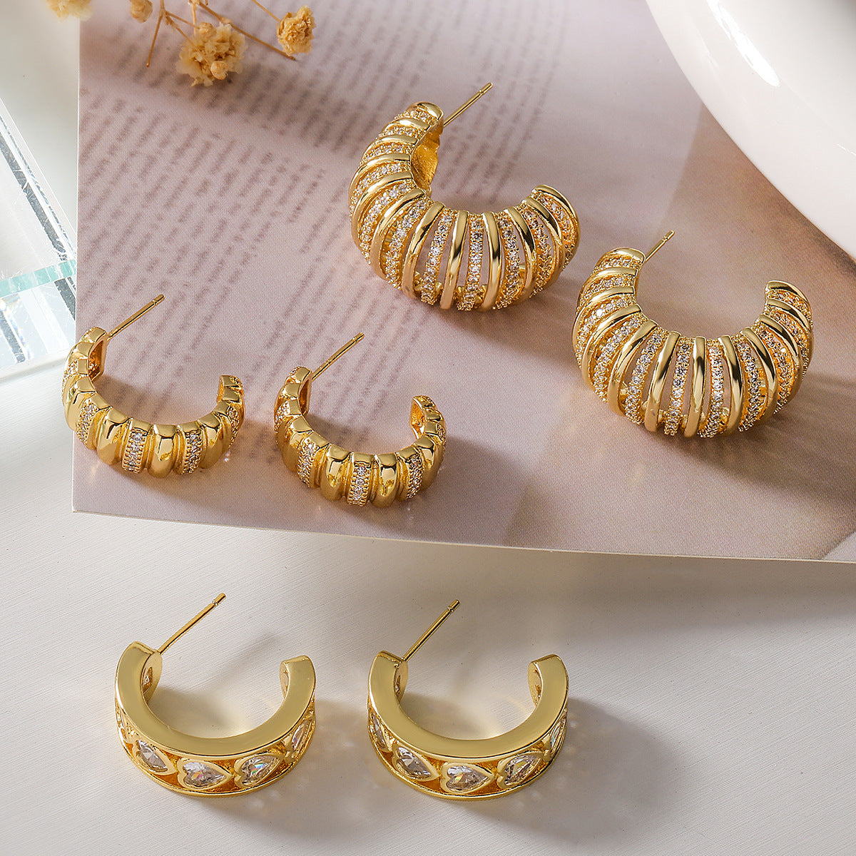 Orecchini geometrici a C in rame placcati oro 18 carati con intarsio in zirconi per donna, gioielli alla moda di ispirazione vintage