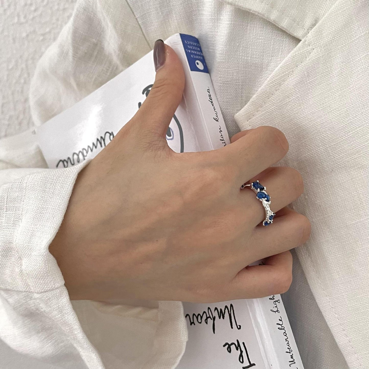 Anello Minimalista con Forma Geometrica Irregolare in Argento Sterling 925 con Intarsio di Zirconi Blu e Superficie Testurizzata