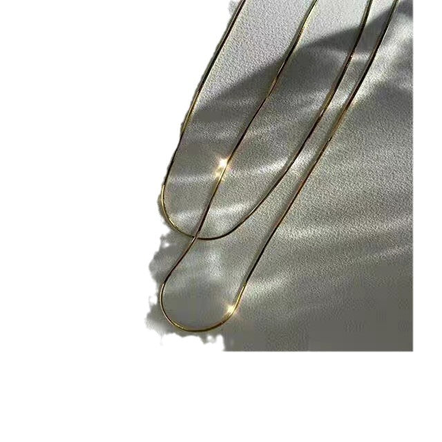 Barra de dijes con cadena de serpiente de acero de titanio chapado en oro minimalista