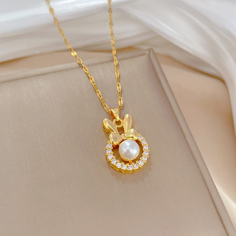 Elegante collana a pendente con fiocco di perle per donna con catena in acciaio al titanio e motivo geometrico a luna