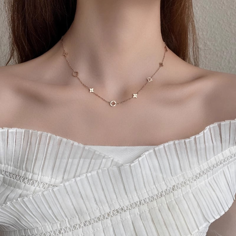 Collana con pendente minimalista a quadrifoglio cavo in acciaio al titanio con finitura placcata su catena a O da donna