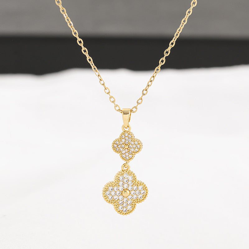 Collana da donna con ciondolo a trifoglio geometrico alla moda in zircone, placcato oro 18K su acciaio inossidabile, con catena a maglie.