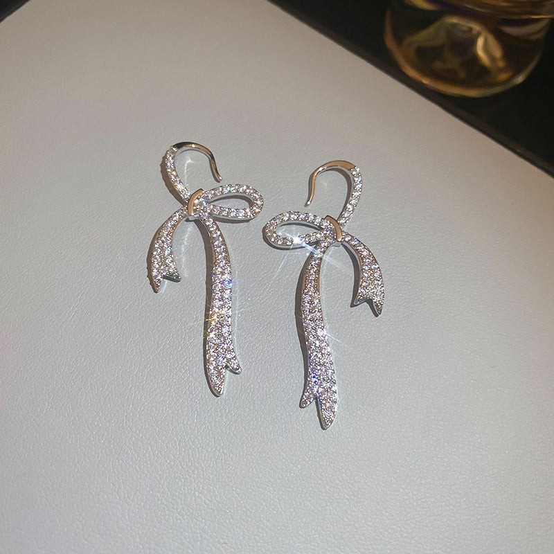 Orecchini floreali minimalisti con perle, perno in argento sterling 925 e strass, da donna