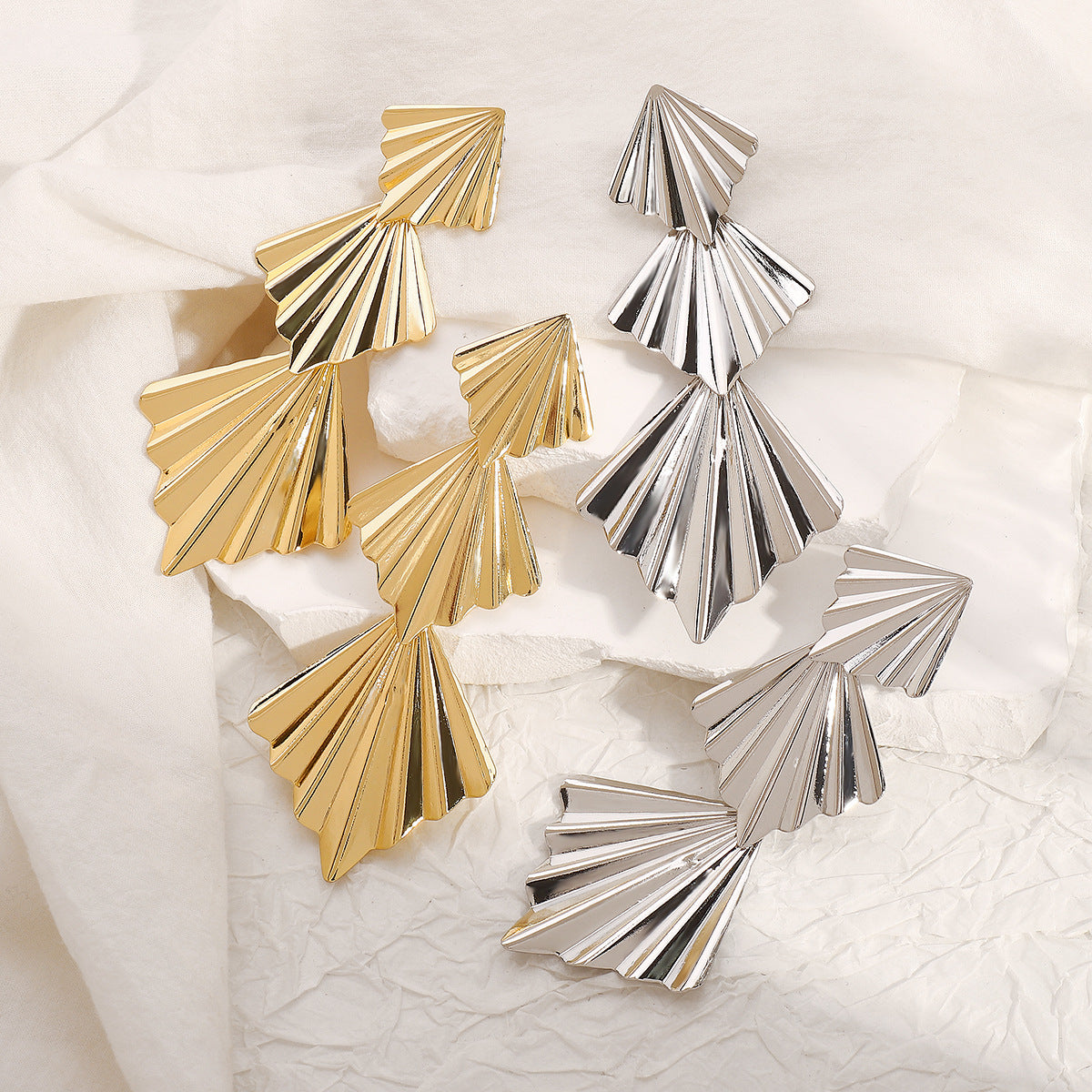 Pendientes minimalistas de triángulo geométrico irregular con forma de abanico para mujer con acabado de hierro chapado