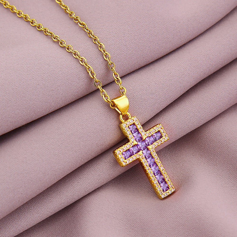 Collana pendente a croce minimalista da donna in rame con placcatura in oro e cristalli di zircone colorati su catena piatta a croce