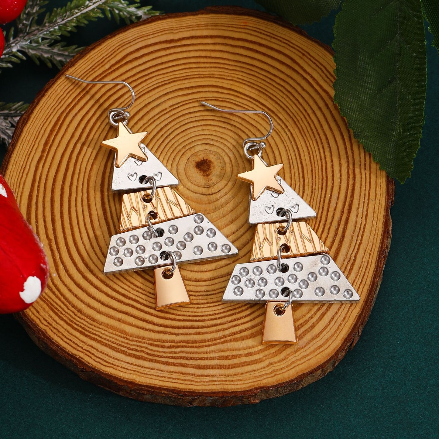 Pendientes largos colgantes de aleación geométrica con diseño de árbol de Navidad y acabado chapado en oro para mujer