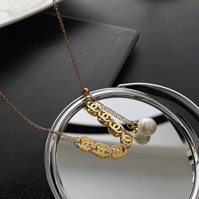 Collana con Pendente a Doppio Anello Geometrico Minimalista da Donna in Acciaio al Titanio con Finitura Placcata, Catena Regolabile per Clavicola