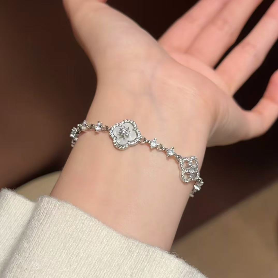 Elegante bracciale da donna con fiore geometrico e accenti in zircone, in rame placcato, stile trendy da ufficio, gioiello versatile e lussuoso per la mano