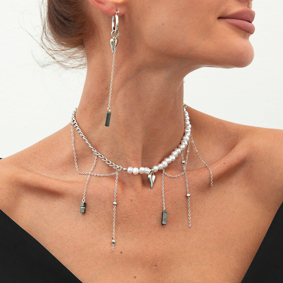 Collana pendente a cuore asimmetrico minimalista con pendente in lega e finitura placcata su catena in alluminio con perline turchesi