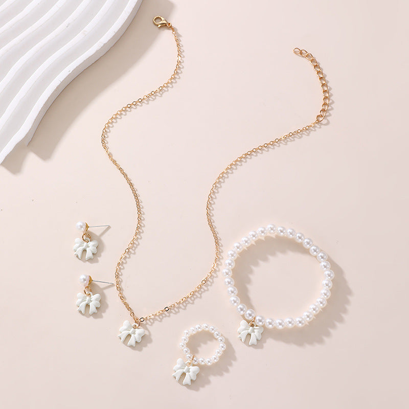 Conjunto de collar y pulsera de perlas dulces con colgante de lazo para niños en material de resina con acabado esmaltado