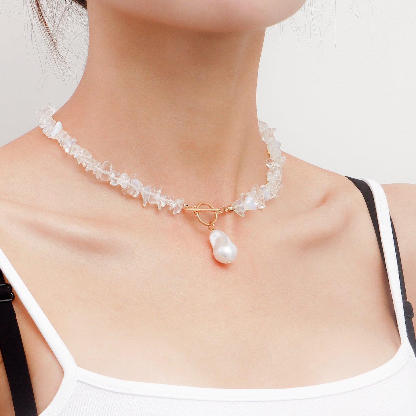 Fashionable Geometric Pendant Necklace for Women in Alloy with Mother-of-Pearl Inlay and Rhodium Plating