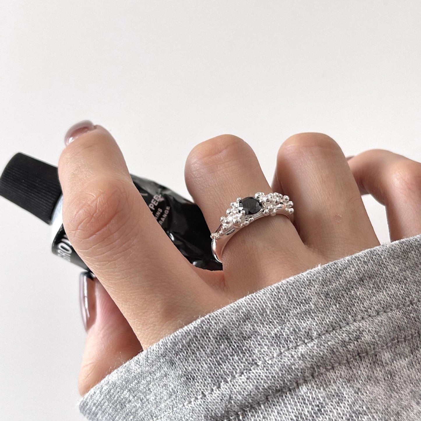 Anillo Minimalista de Plata de Ley 925 con Circonita Cúbica Incrustada Geométricamente y Diseño Irregular Abstracto para Mujer