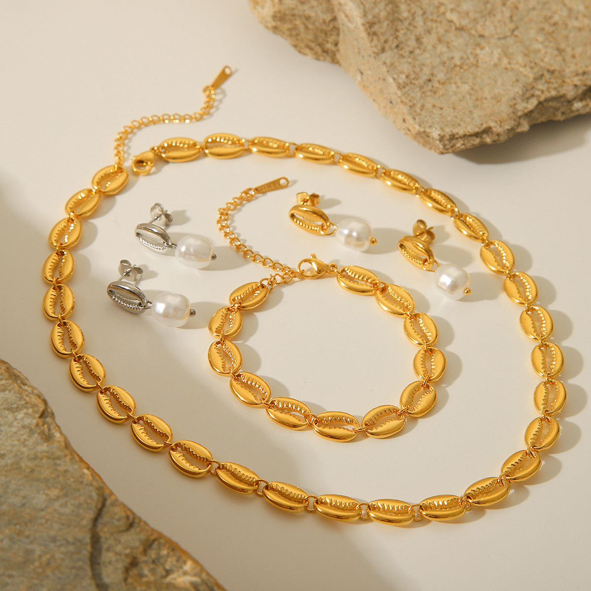 Set collana in acciaio al titanio a forma di conchiglia minimalista con bracciale a catena in acciaio inossidabile e orecchini, gioielli ispirati all'oceano per donna