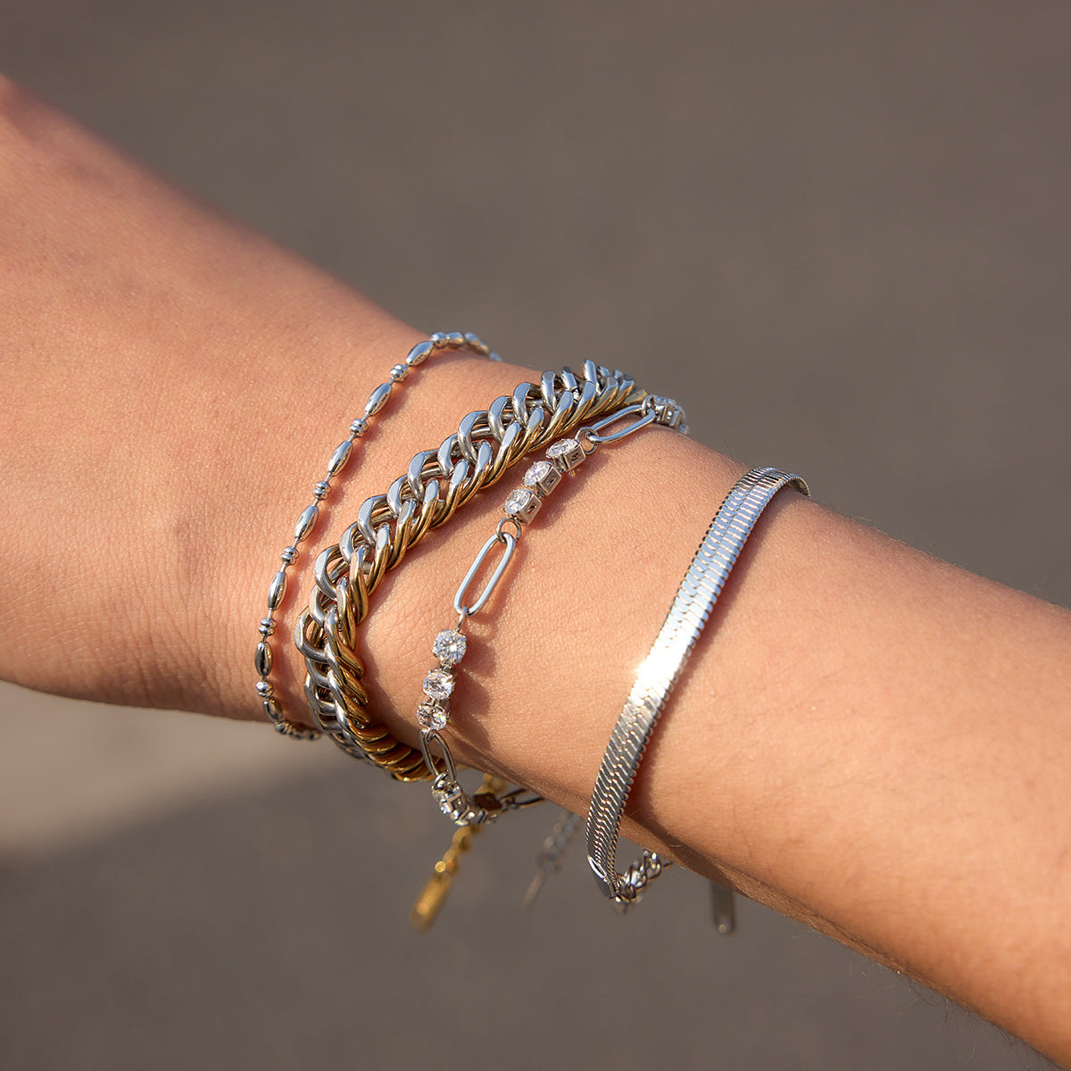 Pulsera de cadena cubana de acero inoxidable chapada con diseño geométrico para mujer