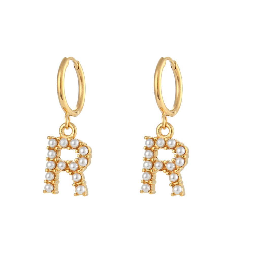 Orecchini a perno a forma di lettera dal design minimalista per donna in acciaio inossidabile con placcatura in oro 18 carati e dettagli in perle