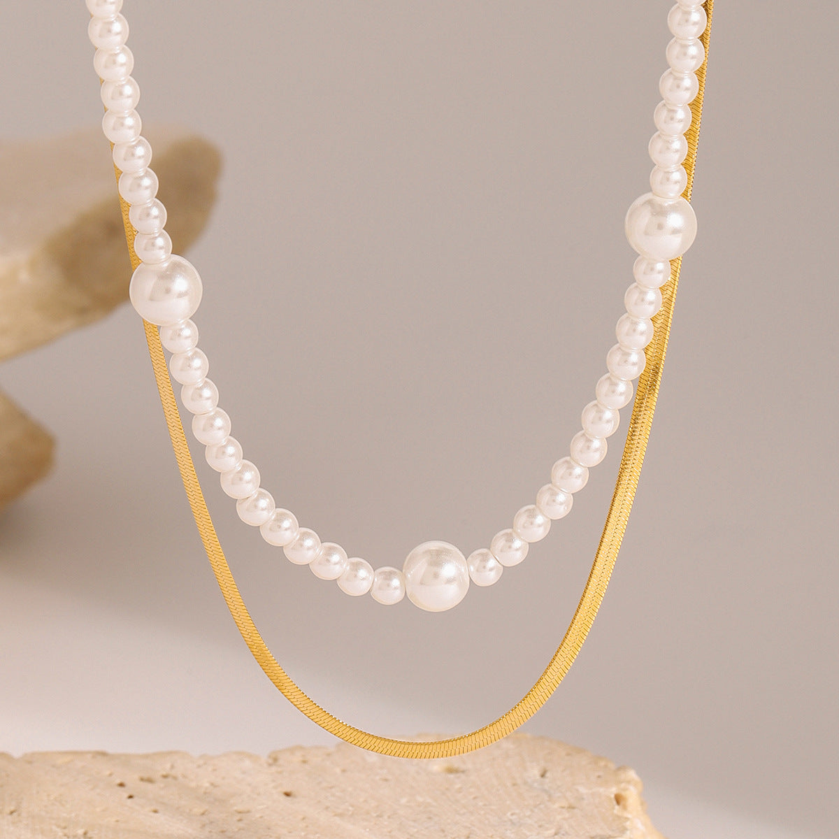 Collana a strati con perle, catena ondulata e design geometrico minimalista in acciaio inossidabile placcato, da donna