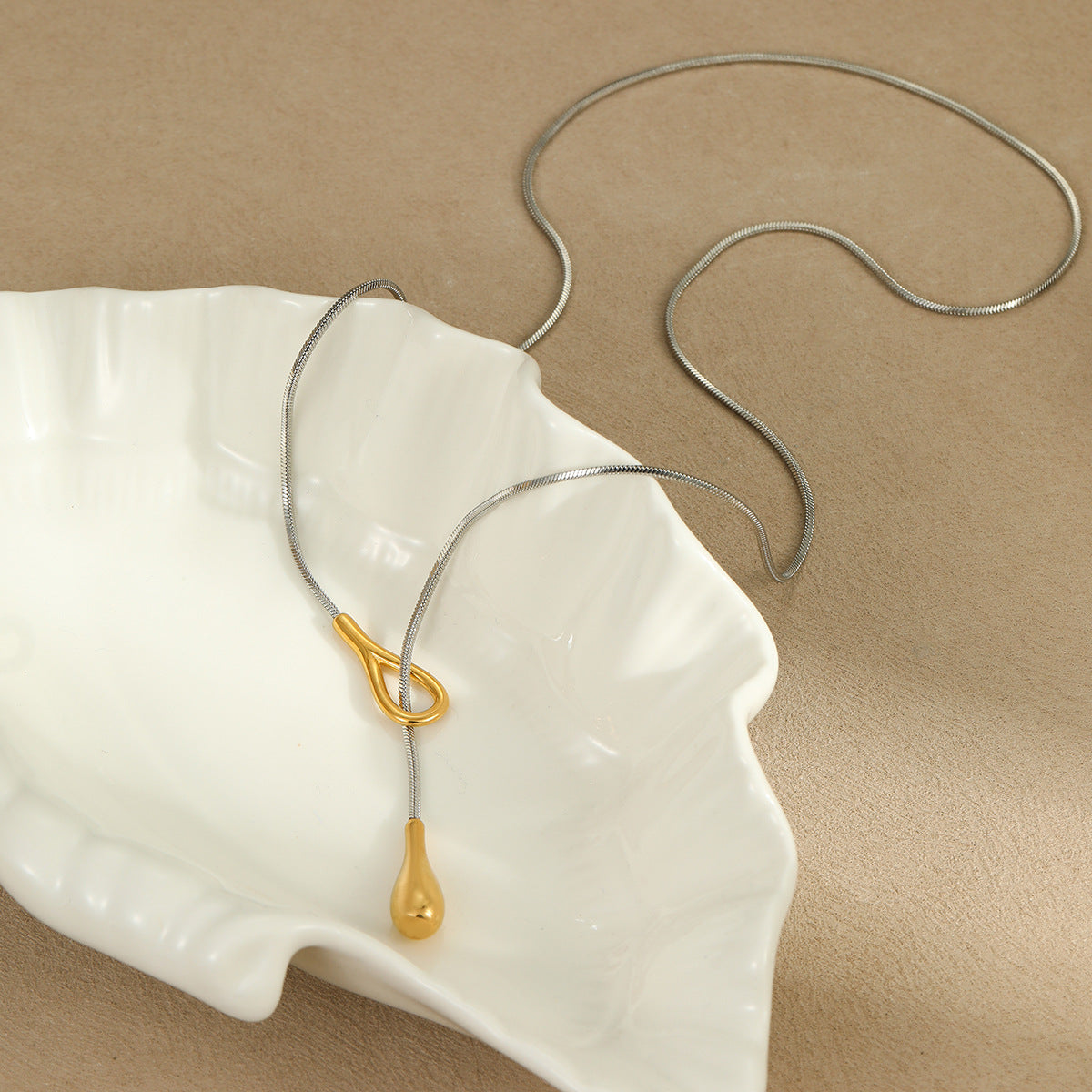 Collana da donna a pendente geometrico minimalista in acciaio inossidabile con catena a Y regolabile e finitura placcata