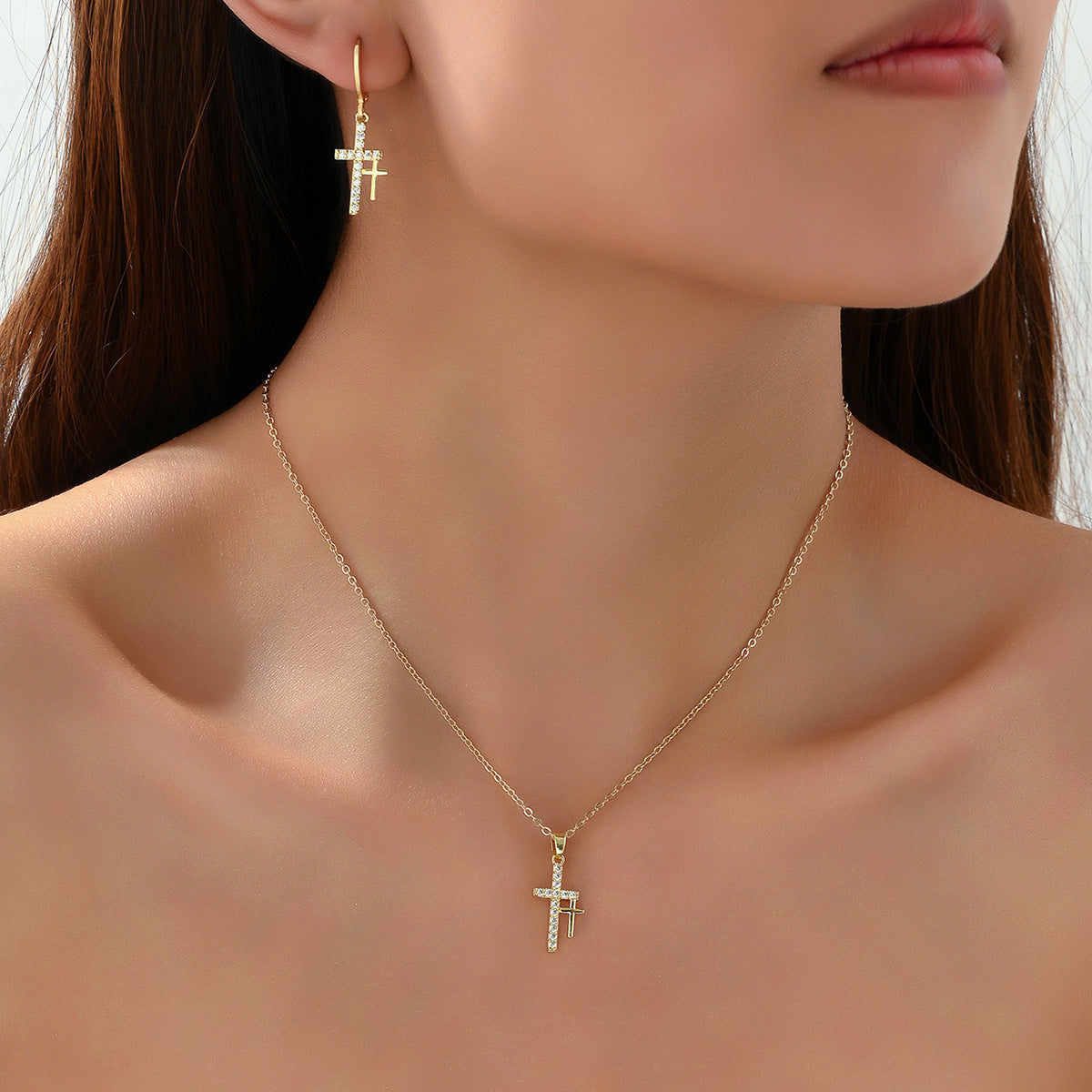 Set di collana con ciondolo a croce e orecchini minimalisti da donna con intarsio in zircone su catena in rame