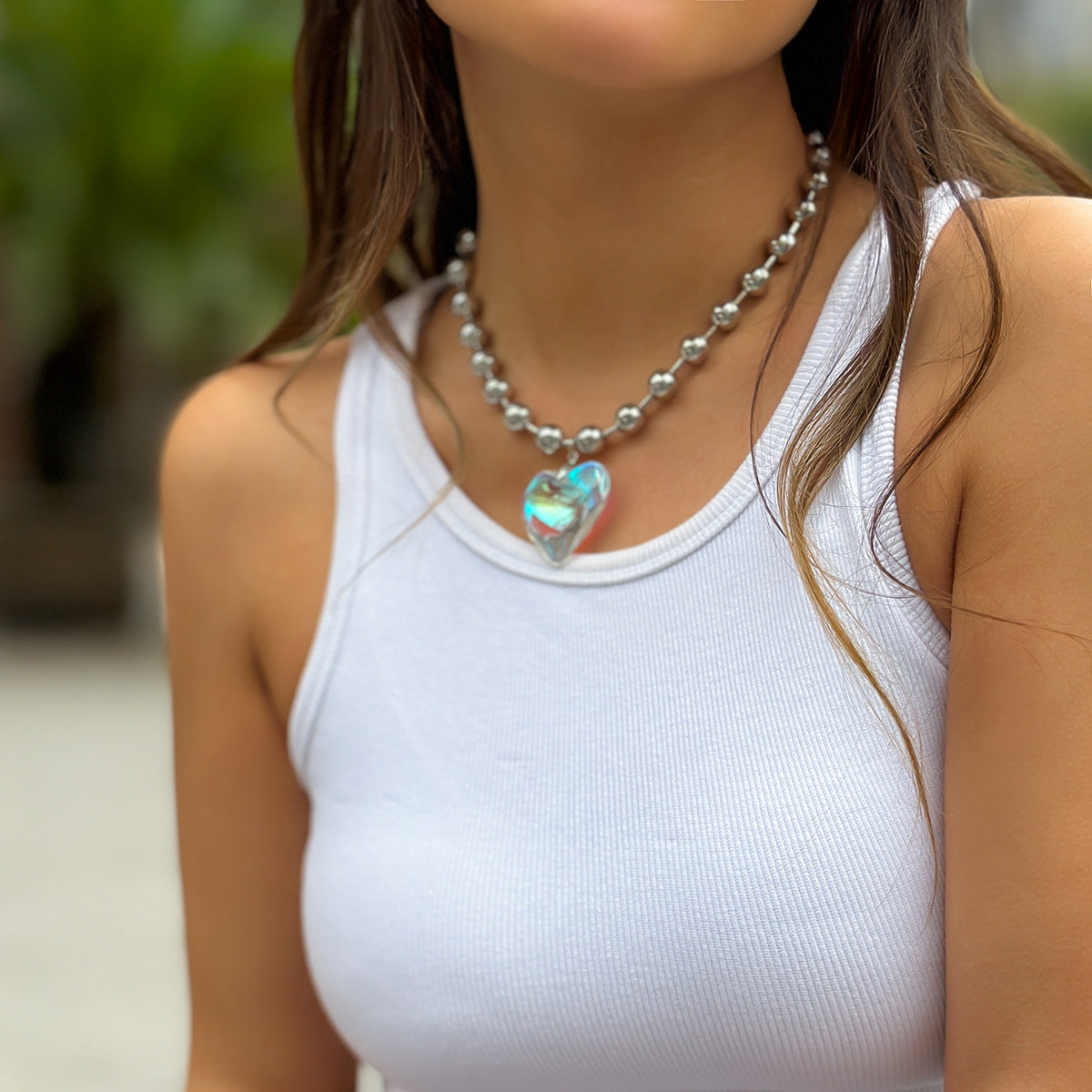 Collana con ciondolo rustico a forma di cuore da donna con finitura galvanizzata, catena con perline in resina e texture colorata a cuore ispirata ai fiori