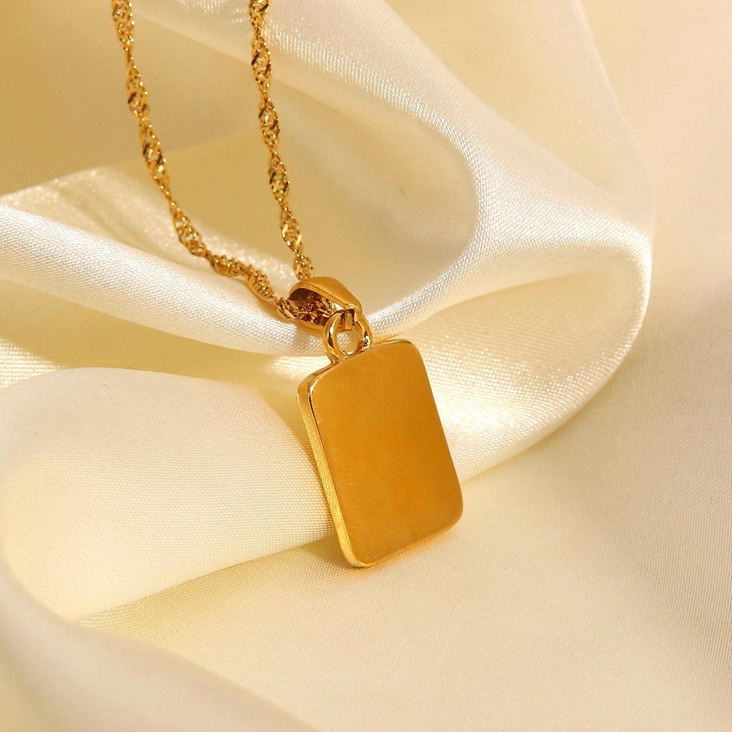 Collar con colgante de ángel en relieve cuadrado geométrico de acero inoxidable chapado en oro de 18 quilates, estilo vintage