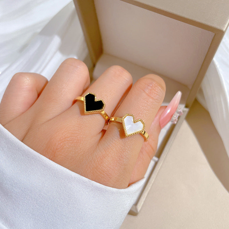 Anillo Minimalista Pulido de Acero de Titanio con Forma de Corazón Unisex