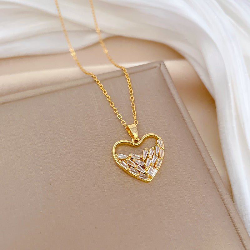 Collana pendente a cuore vuoto minimalista per donne e uomini Catena a serpente in acciaio inossidabile con accenti di strass Catena clavicola leggera ed elegante