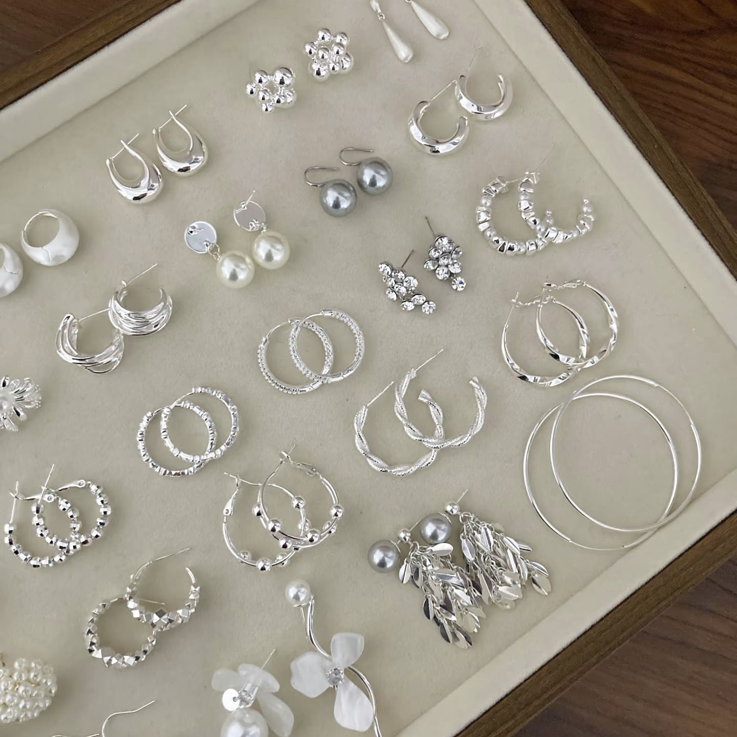 Aretes Geométricos Minimalistas de Cobre con Acabado Chapado para Mujer Pendientes Modernos y Versátiles