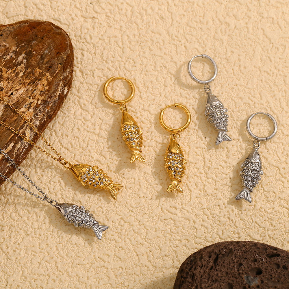 Collana con Ciondolo a Pesce Koi Minimalista in Acciaio Inossidabile con Placcatura in Oro 18K e Intarsio Completo di Strass da Donna