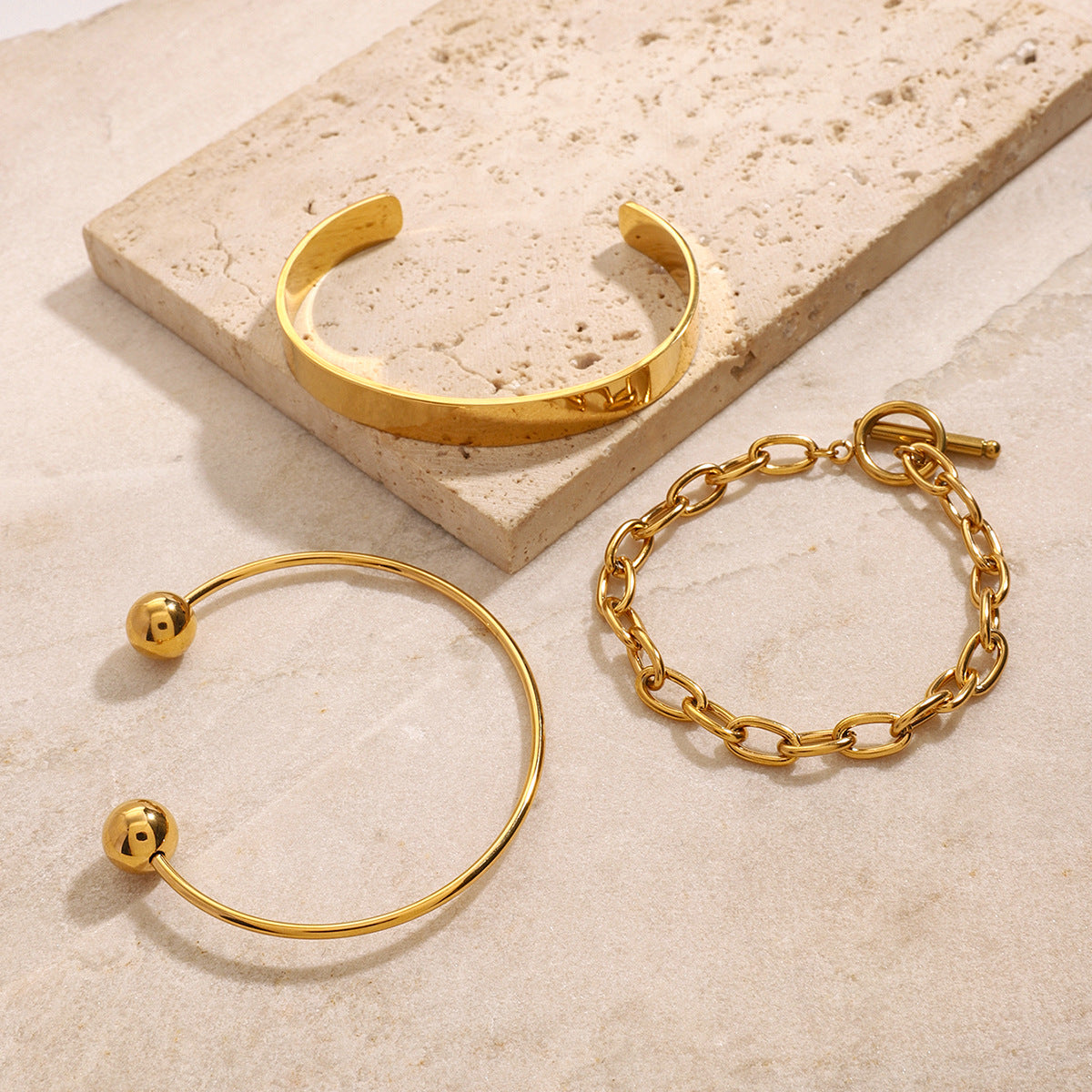 Bracciale a Polsino Minimalista Geometrico Placcato Oro in Acciaio Inossidabile da Donna con Design Moderno ed Elegante