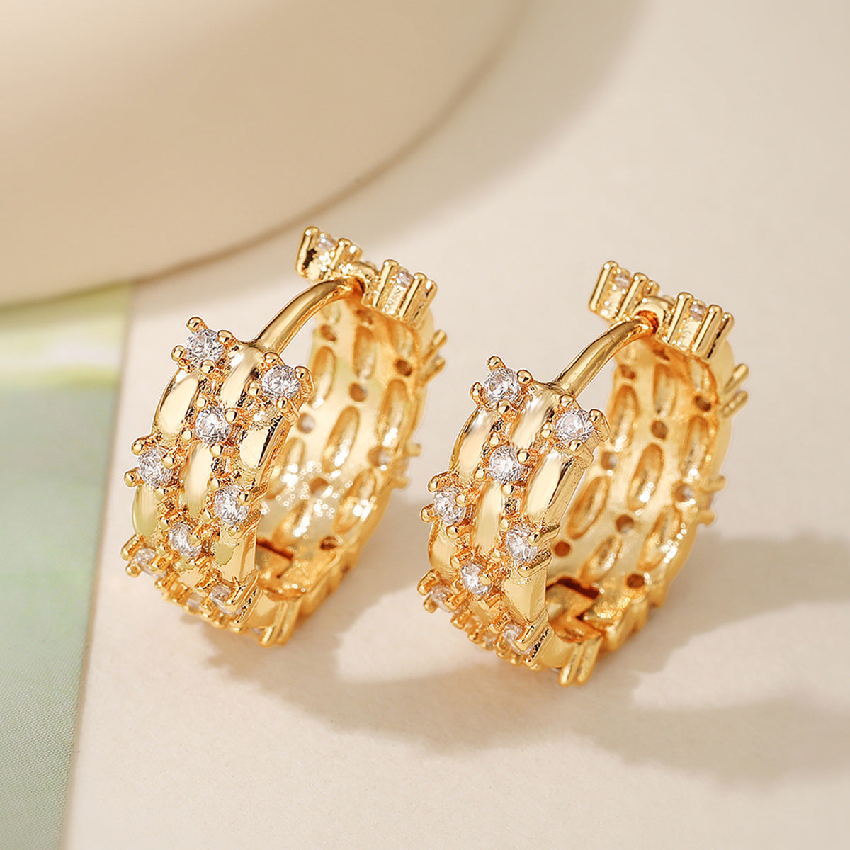 Orecchini a Cerchio Minimalisti Geometrici in Rame Placcato Oro con Zirconi Intarsiati per Donna