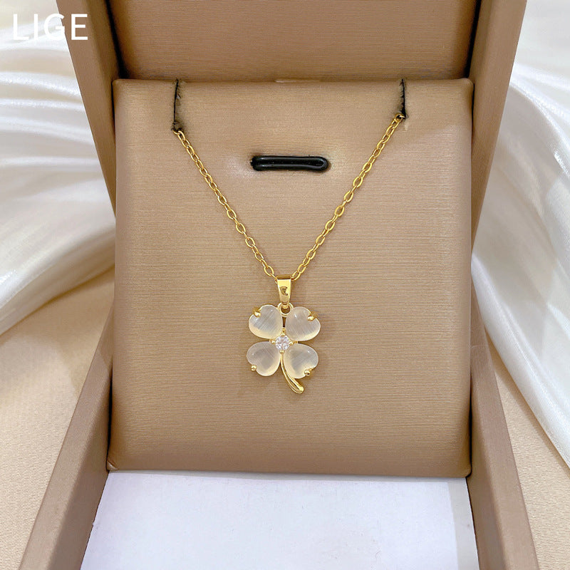 Collar con colgante de trébol estilo dibujos animados para mujer y hombre, de acero de titanio con incrustaciones de diamantes de imitación y delicada cadena para la clavícula