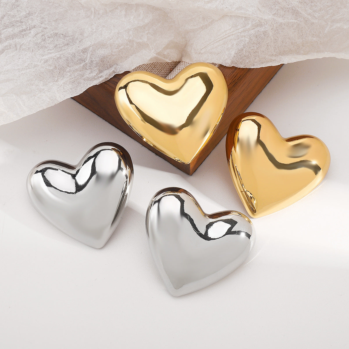 Orecchini a perno da donna a forma di cuore minimalisti in lega con finitura galvanizzata