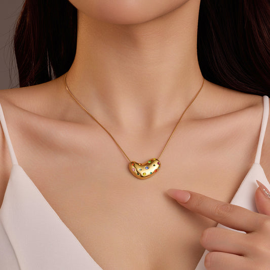 Collana Minimalista a Catena a Serpente in Acciaio al Titanio con Ciondolo a Cuore Placcato Oro 18K e Intarsio di Zirconi Colorati